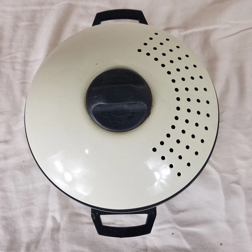 Enamel 2Q Stock Pot NWOT Medium Cream Strainer Locking Lid Retro